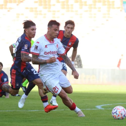 Bari, solo 0-0 con il Crotone ultimo in classifica: fischi dai pochi del San Nicola
